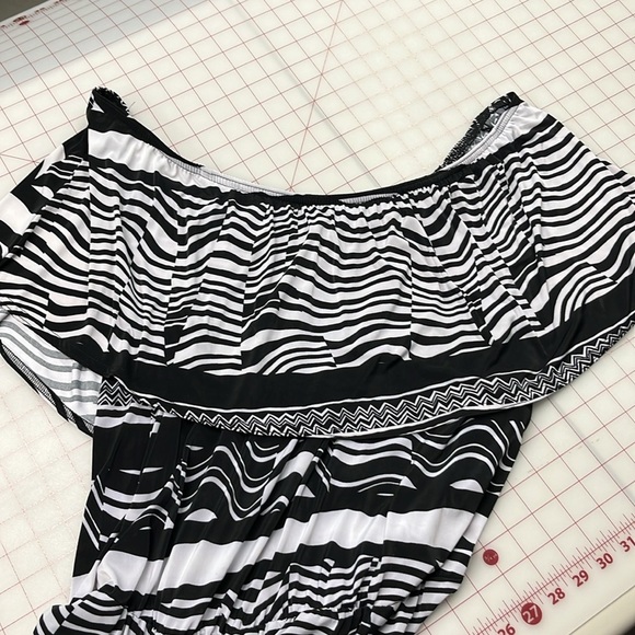 ASHLEY STEWART Abstract B/W Ruffle Off Shoulder Resort Beach Party Maxi Dress 18 - Picture 4 of 14